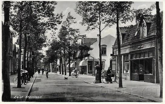 Centrum Zeist0008, Steinlaan. 1935.jpg - De Steinlaan vanaf de slotlaan gezien naar de Bergweg en rechts is de Scheeperslaan.Rechts waar de brievenbus staat woonde in 1934 op nr. 20 Mevr. Van Schaik, Sigarenhandel en tevens publieke telefoon-station daarnaast op nr. 22 P. van Dijk, Stoffeerder, op de andere hoek op nr. 24 zat A.J.C Wissink, Tuinman en op nr.26 W.A. Visser die was Zilversmid. Opname van 1935.